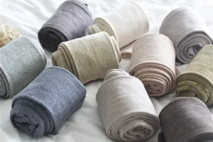 Vue détaillée de leggings collants côtelés en coton d'hiver en plusieurs couleurs d'avoine.