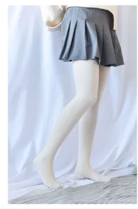 Detalle de medias blancas lechosas con forro polar grueso para mantener el calor en invierno.