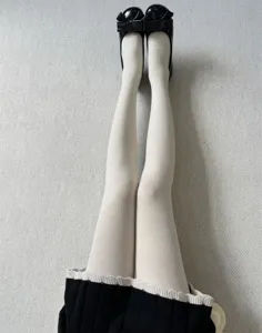 Collants d'hiver en laine chaude pour femmes, bout sans couture et coupe ajustée élastique.