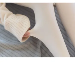 Vista detallada de medias blancas gruesas y afelpadas con gran elasticidad para el invierno.