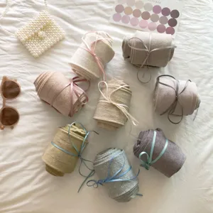 Gros plan détaillé de collants côtelés roulés en diverses couleurs avec rubans sur fond blanc.