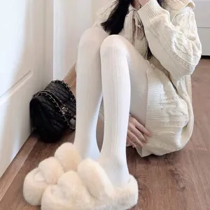 Medias térmicas blancas gruesas y acogedoras para mujer, vista detallada de calcetines de invierno.