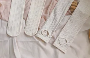 Detalle cercano de calcetines con estribo acanalados crema japoneses de otoño, suaves.