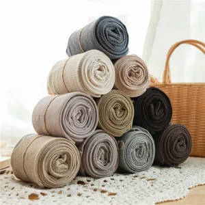 Leggings taille haute en coton côtelé pour automne hiver présentés empilés et enroulés.