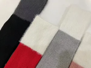Gros plan de chaussettes montantes douillettes en fausse fourrure de vison color block.