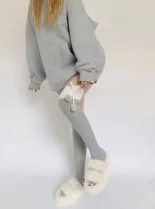 Chaussettes hautes duveteuses gris douillettes avec pompons, chaussettes thermiques longues.