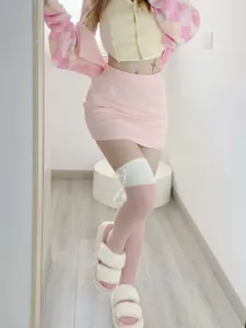 Vue détaillée de chaussettes hautes duveteuses roses, bas d'hiver doux et mignons.