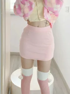 Chaussettes hautes en peluche douce avec pompons, bas chauds et mignons pour le style hivernal.