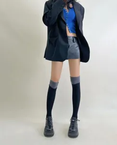 Vue détaillée de chaussettes genou tricotées élégantes pour tenue automne hiver quotidienne.