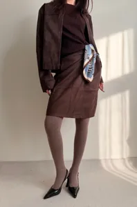 Detailansicht der warmen braunen Winter-Strumpfhose mit Fleece, weich und bequem.