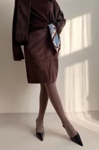 Detaillierte Ansicht warmer, gefütterter, brauner Strumpfhose für Damen im Herbst.