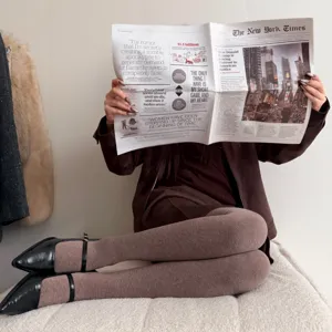 Detaillierte Ansicht dicker Winter-Thermo-Leggings, kuschelige Strumpfhose für Damen.