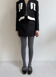 Vue détaillée de collants gris thermiques chauds doublés en polaire avec une élasticité élevée.