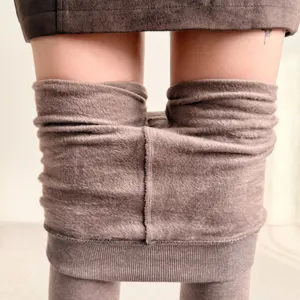 Dicke gefütterte Winter Leggings Detail, warme braune Thermostrumpfhose Textur Ansicht.