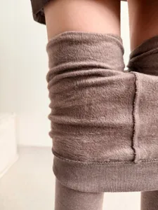 Nahaufnahme der Details von dicken Damen Winter Fleece gefütterten Thermo Leggings Stoff