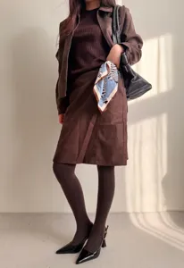 Detailansicht der warmen Thermo-Strumpfhose für Damen in Dunkelbraun, ideal für Herbst und Winter Alltag.