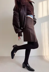Detailaufnahme von warmen Winterstrumpfhosen und stilvollem modischem Herbstoutfit.
