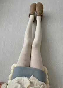 Retro knitted women's tights, cozy cable knit pantyhose for autumn winter daily wear fashion.
