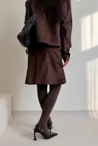 Detailansicht von braunen thermischen Strumpfhosen für Damen, gemütliche Winterwäsche.