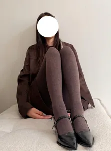 Detailaufnahme warmer, gefütterter brauner Strumpfhosen mit weichem Stoff für den Winter.