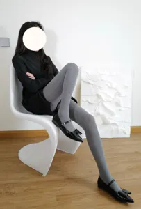 Detailansicht der grauen Thermo-Strumpfhose für Damen, dicke gefütterte Leggings im Winter.