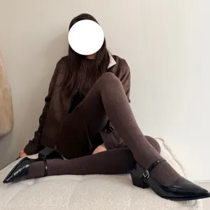 Detailansicht der gefütterten Damen-Strumpfhose, zeigt Textur und Passform in Szene.