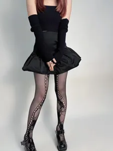 Gedetailleerd uitzicht op zwarte opengewerkte visnetpanty's met rozenmotief en sexy stijl.