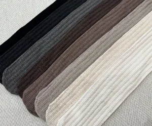 Vue détaillée de collants côtelés d'hiver avec un motif tricoté texturé de multiples coloris.