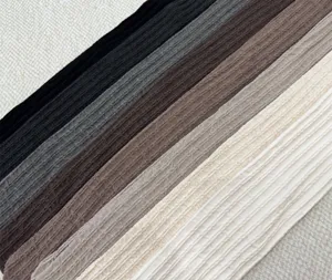 Vue détaillée de collants côtelés multicolores dans des tons d'automne hiver, doux.