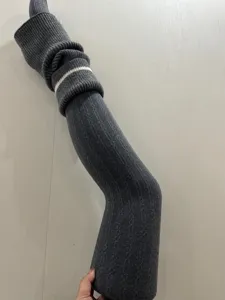 Collants torsadés gris foncé en vue détaillée, revers rayé rétro et design confortable avec pieds.