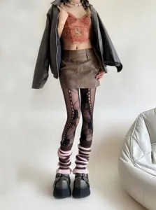 Stijlvolle zwarte visnetpanty met prachtig rozenmotief en comfortabele beenwarmers.