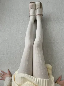 Vue détaillée du collant en tricot tressé, texture douce et design slim élégant et confortable.