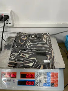 Stilvolle Damenbekleidung mit abstraktem Wellenmuster im Lager Detailansicht.