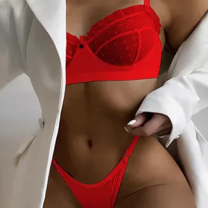 Rotes Spitzen-Lingerie-Set im Detail, elegantes BH- und Tanga-Design mit weichem Stoff.