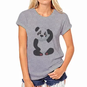 Detailopname van de schattige cartoon panda print op het zachte grijze katoenen T-shirt met korte mouw.
