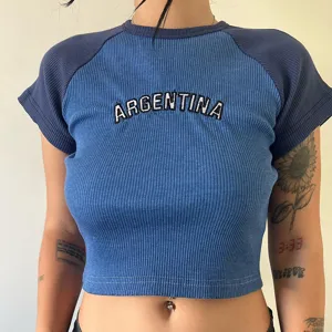 Top corto blu a maniche corte raglan con ricamo Argentina per donna in estate.