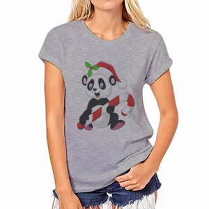 Casual grijs dames t-shirt met korte mouwen en een schattige kerst panda grafische print detail.