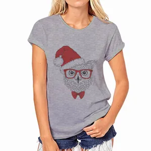 Grijs dames t-shirt met korte mouwen en een leuke uil print met kerstmuts en bril.