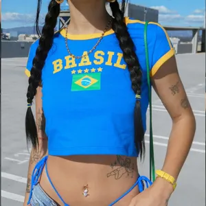Nahaufnahme des lebendigen blauen Crop-Tops mit gelben Kontrastkanten und Brasil-Print.
