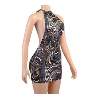 Detailansicht des rückenfreien Damen Sommer Minikleids mit abstrakten Wirbelmustern.