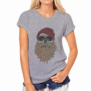 Gedetailleerd overzicht van het grijze t-shirt met korte mouwen en schedelprint.