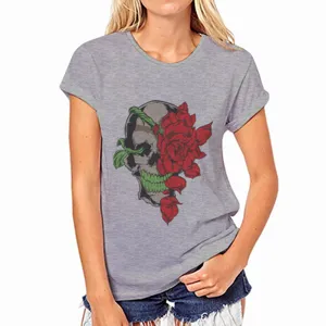 Grijs dames t-shirt met ronde hals en korte mouwen met coole schedel en rode roos.