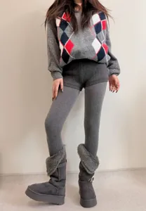 Cómodo look detallado con leggings de punto gris y chaleco de rombos otoño invierno