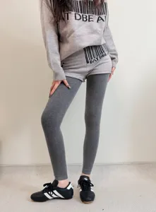 Detalle de leggings térmicos grises, textura acanalada suave y ajuste cómodo para días de invierno.