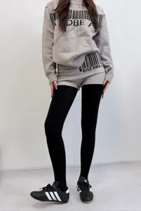 Conjunto de jersey corto de punto gris con leggings negros, ropa informal de otoño e invierno.