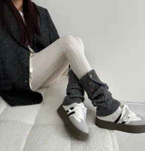 Collants tricotés tressés et jambières chauds automne hiver vue de détail tenue élégante.