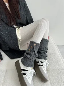 Collant tricoté torsadé automne hiver avec jambières grises et baskets rétro casual.