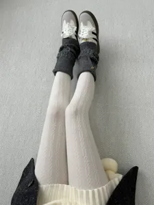Vue détaillée des collants en tricot texturé assortis avec des chaussettes et des baskets rétro.