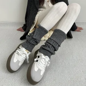 Vue détaillée de collants d'hiver pour femmes avec jambières en tricot et chaussures vintage.