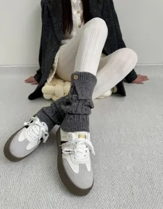 Collant chaud en tricot torsadé automne hiver avec jolies guêtres et baskets rétro détail.